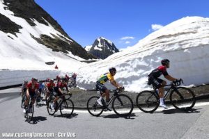 2019_tour_de_suisse_stage9_egan_bernal_rohan_dennis_mountains2a