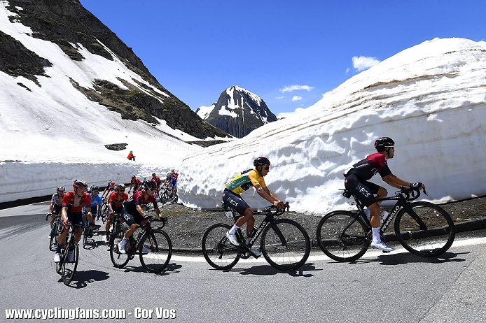 2019_tour_de_suisse_stage9_egan_bernal_rohan_dennis_mountains2a