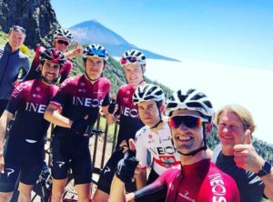 Team-Ineos-posa-Teide-fondo_EDIIMA20190521_0700_19