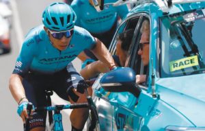 Miguel Ángel López junto  al carro médico de su equipo, tras su retiro del Giro. / AFP