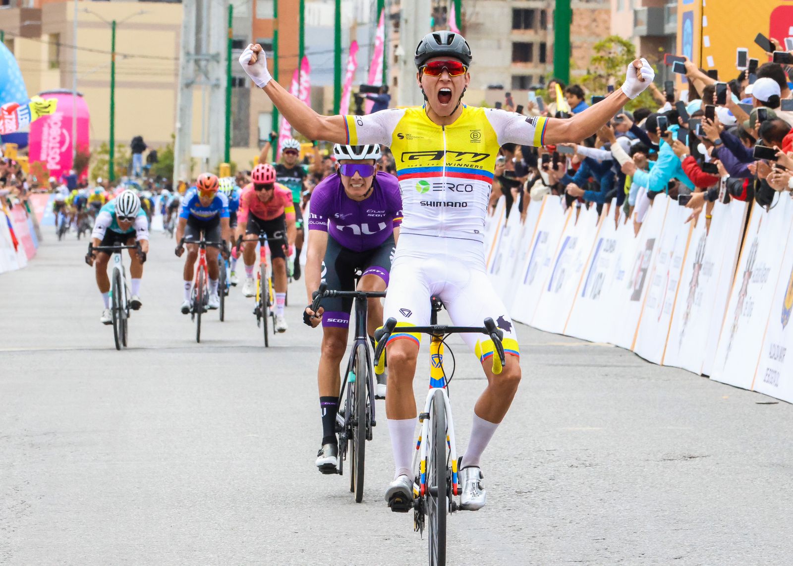 El ‘Pony’ Osorio cabalgó en el circuito de Tunja y se llevó la tercera etapa del Tour Colombia, Contreras es nuevo líder