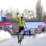Matteo Jorgenson corona una accidentada Dwars door Vlaanderen