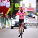Simon Carr gana desde la fuga la cuarta etapa del Tour de los Alpes, López sigue de líder