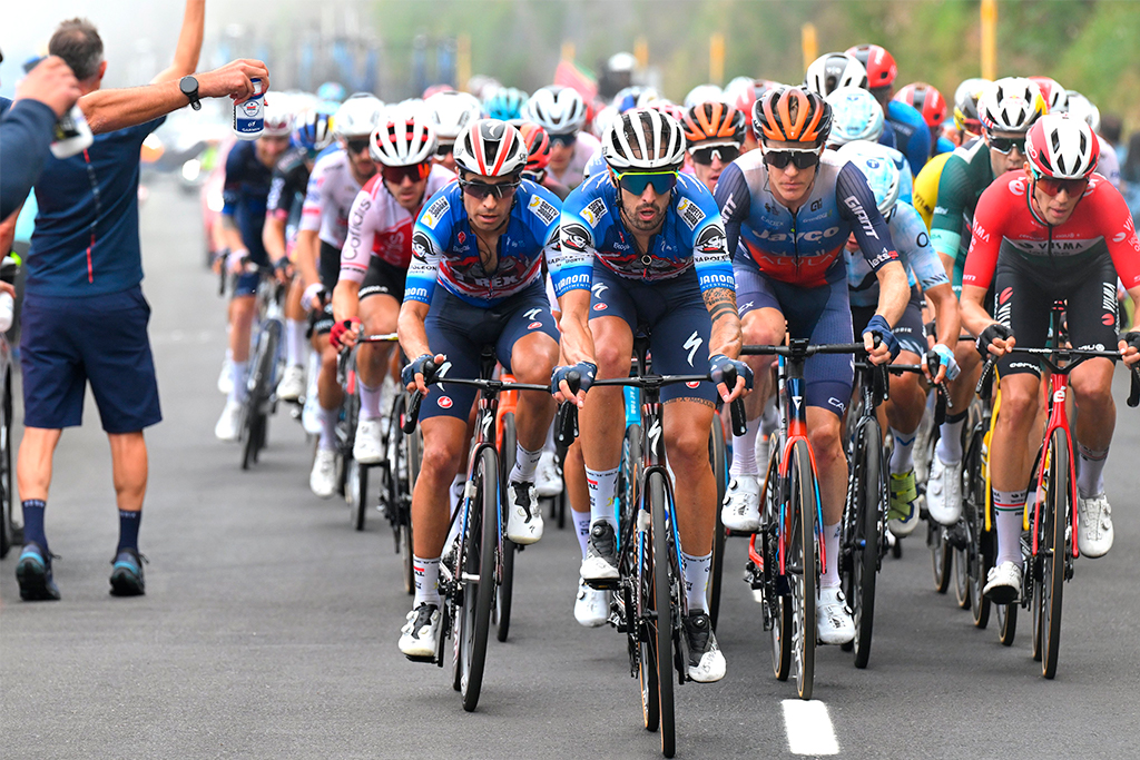 “No podíamos escuchar las radios”, la excusa en QuickStep ante la tardía ayuda a Landa