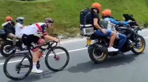 pogacar tras moto