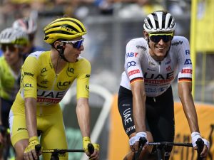 35031596-freund-und-helfer-tadej-pogacar-links-mit-teamkollege-nils-politt-2Be9