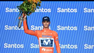 Javier Romo (Movistar) luciendo su malla de líder