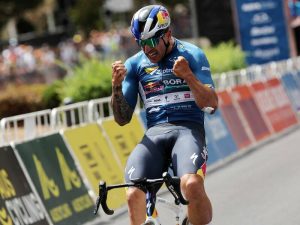 Sam Welsford (Red Bull-Bora) triunfando en el Tour Down Under