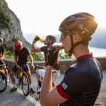 Ciclista se alimenta con un gel