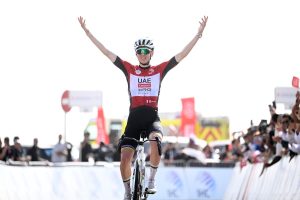 Tadej Pogacar al ganar la etapa 7 (y la general) del UAE Tour 2025 (SprintCyclingAgency).