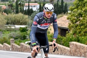 Mathieu van der Poel entrenando con su malla 2025 (Alpecin)
