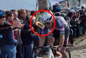 Van der Poel botella paris roubaix 2025