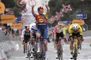 Van Aert Pedersen Giro 2025 e1