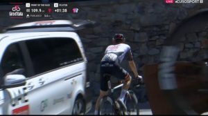 ayuso abandona giro 2025