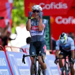 Philipsen repite con autoridad la gesta del Tour y llevará la roja