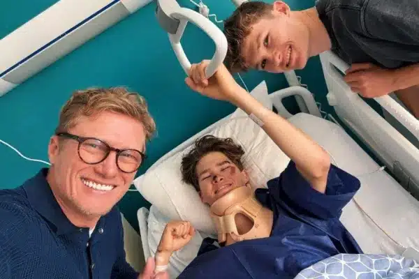 Alexander Vinoukurov, en el hospital con su padre y hermano, antes de retirarse con solo 23 años.