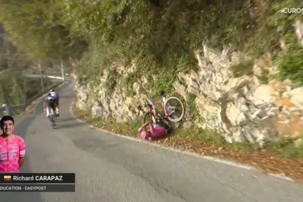 Richard Carapaz al caer en Il Lombardía 2025