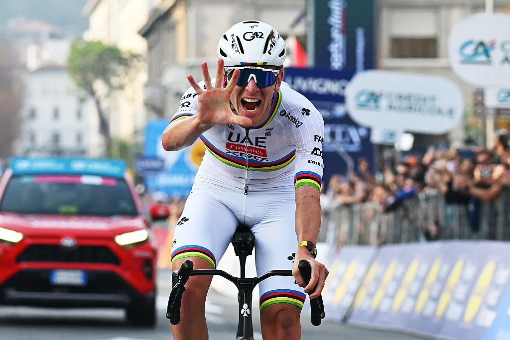 Tadej Pogacar al ganar Il Lombardía 2025