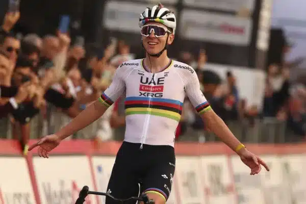 Pogacar cumple su promesa, y gana en solitario Tre Valli Varesine 2025