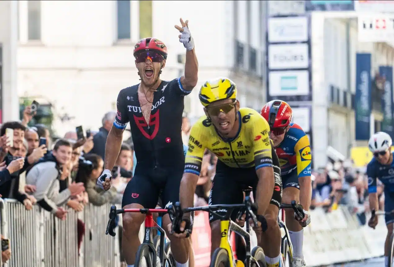 Matteo Trentin (Tudor) y Christophe Laporte (Visma) en Par&iacute;s-Tours 2025