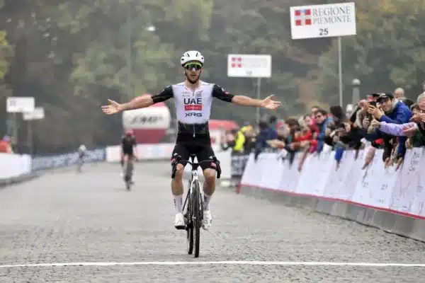 Adam Yates (UAE) ganando el Troffeo Moda