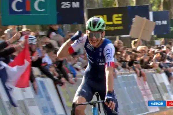 Seixas, gran sorpresa de los europeos con 19, celebra al llegar a meta.