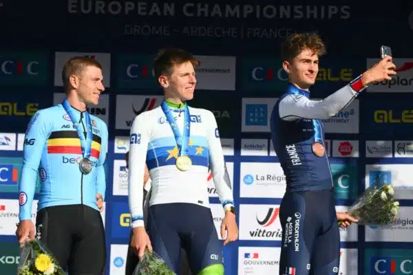 Paul Seixas con Pogacar y Evenepoel en los Europeos 2025.