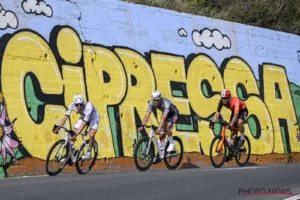 Inició la guerra psicológica: Pogacar marca récord en Cipressa ¿pero con ayuda de una moto?