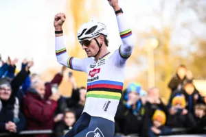 Van der Poel bromea tras nuevas agresiones: “Es mejor a que me tiren cerveza”