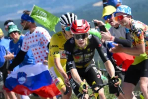 El contradictorio relato de UAE: 8 meses después culpa a Visma de los problemas de rodilla de Pogacar en el Tour