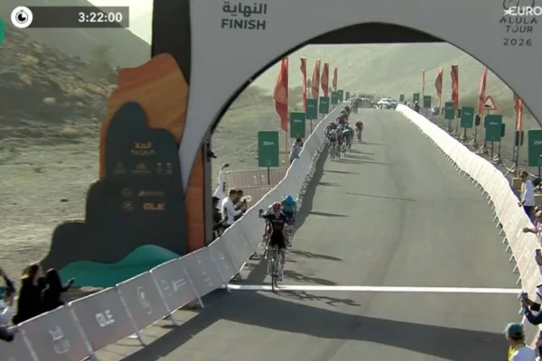 Voisard gana frente a Eulálio e Higuita la tercera etapa del AlUla Tour 2026 (captura TV)