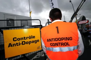 Ciclistas se oponen a refuerzo de controles antidoping