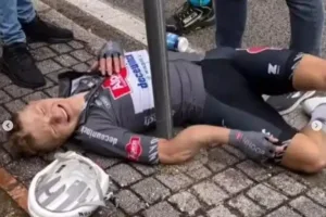 Se rompió todo en el Giro y su equipo le encontró nuevo trabajo