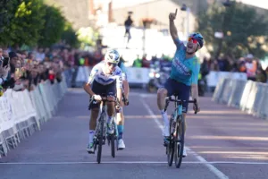 El colombiano Pescador al borde de su primera victoria como profesional