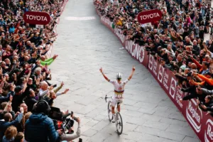 La Strade Bianche le pone el nombre de Pogacar a un sector clave de tierra