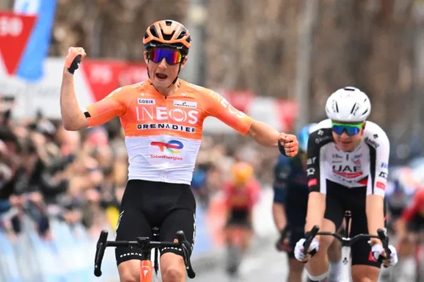 Andrew August (INEOS) gana la tercera etapa de la Volta a la Comunitat Valenciana 2026