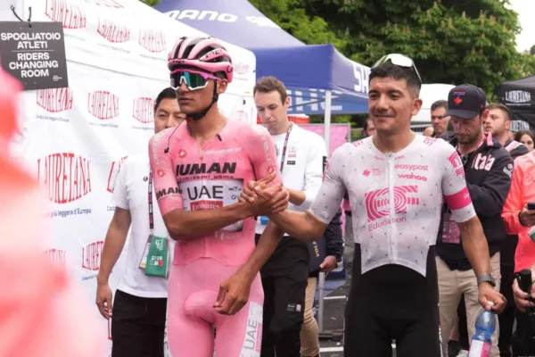 Isaac del Toro (UAE) y Richard Carapaz (EF) en el Giro d`Italia 2025.