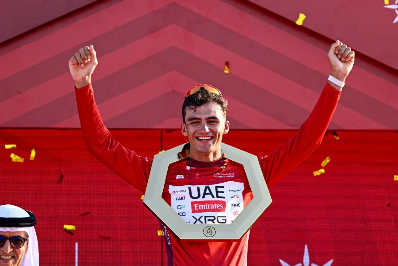 Isaac del Toro al coronarse campeón del UAE Tour 2026