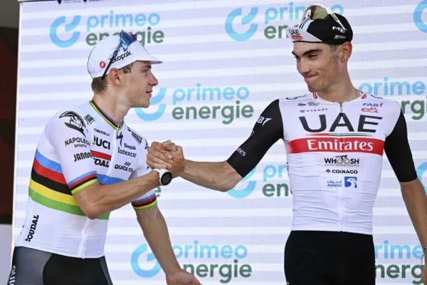 Remco Evenepoel y Juan Ayuso en el Tour de Suiza 2023.