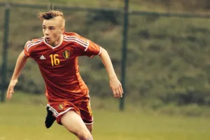 Remco y un vestigio de sus años en el fútbol: ¿El motivo de sus dificultades en la montaña?