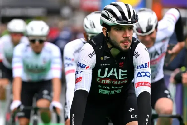 Álvaro Hodeg compitiendo para UAE