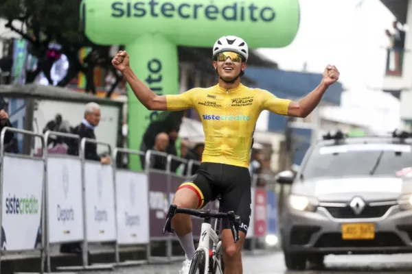 Juan Esteban Canchón al ganar etapa en la Vuelta del Futuro