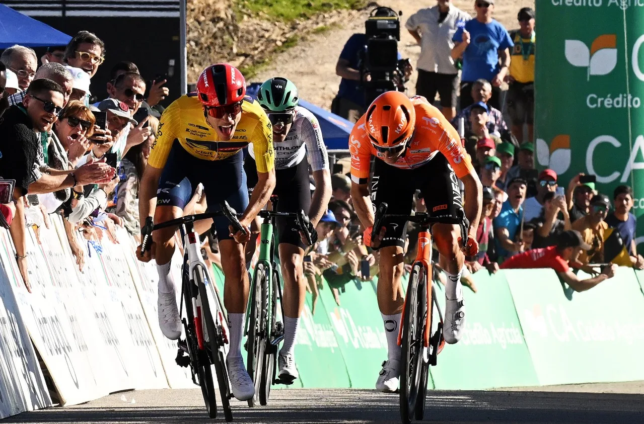 Juan Ayuso (UAE) se lleva la quinta etapa de la Volta ao Algarve 2026 frente a Oscar Onley (INEOS) y Paul Seixas (Decathlon)