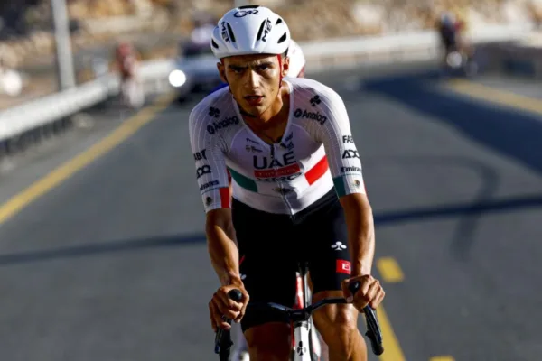 Isaac del Toro (UAE) en la tercera etapa del UAE Tour 2026