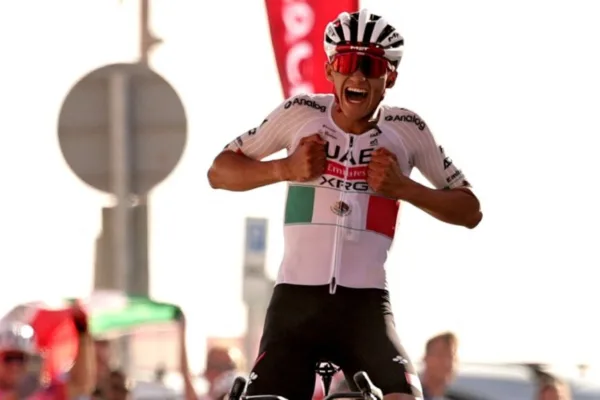 Isaac del Toro (UAE) gana la sexta etapa del UAE Tour 2026