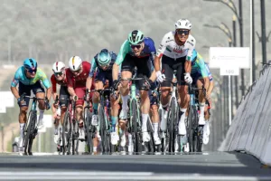 Del Toro gana en UAE Tour con un brutal sprint de 30 segundos ¡con viento frontal!