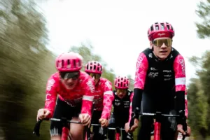 El equipo de Carapaz cree poder derrotar a UAE “con 80% de su presupuesto”