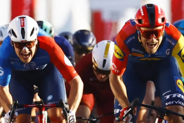 Matteo Milan (Groupama - FDJ United) y Jonathan Milan (Lidl - Trek) en la cuarta etapa del UAE Tour 2026