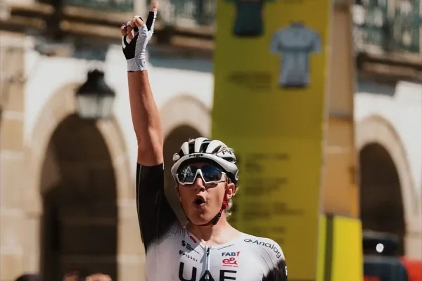 Luca Giaimi al ganar etapa en la Volta ao Antalejo 2025