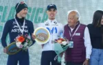 Diego Pescador (Movistar) recibiendo su trofeo por el segundo lugar, detrás de Christian Scaroni (XDS Astana) en la Clásica Camp de Morvedre 2026 (Movistar)